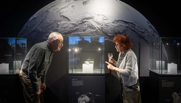 Besucherinnen und Besucher in der Ausstellung „Granitmassiv – Die Lausitz hört das All“.